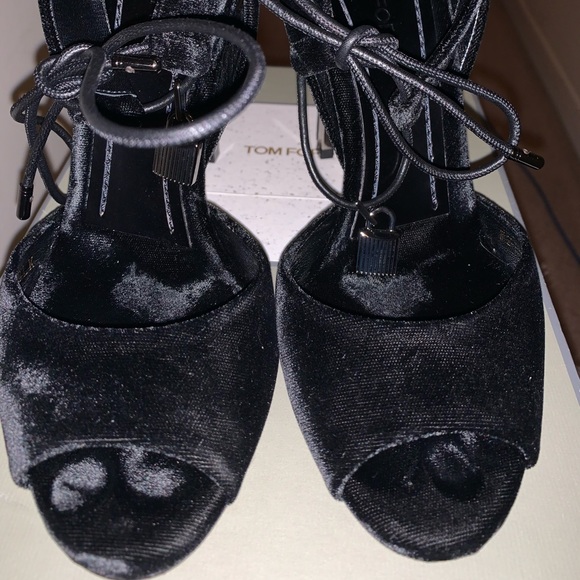 Tom Ford pumps with lock for sale - Picture 2 of 10